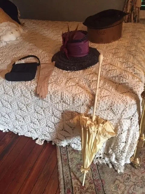 Women's accessories from early 1900s included hats, handbags, gloves and parasols.